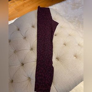 Lululemon aligns, size 4, 25”